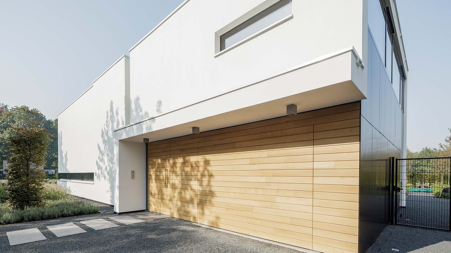 Moderne woning met een houten sectionaaldeur