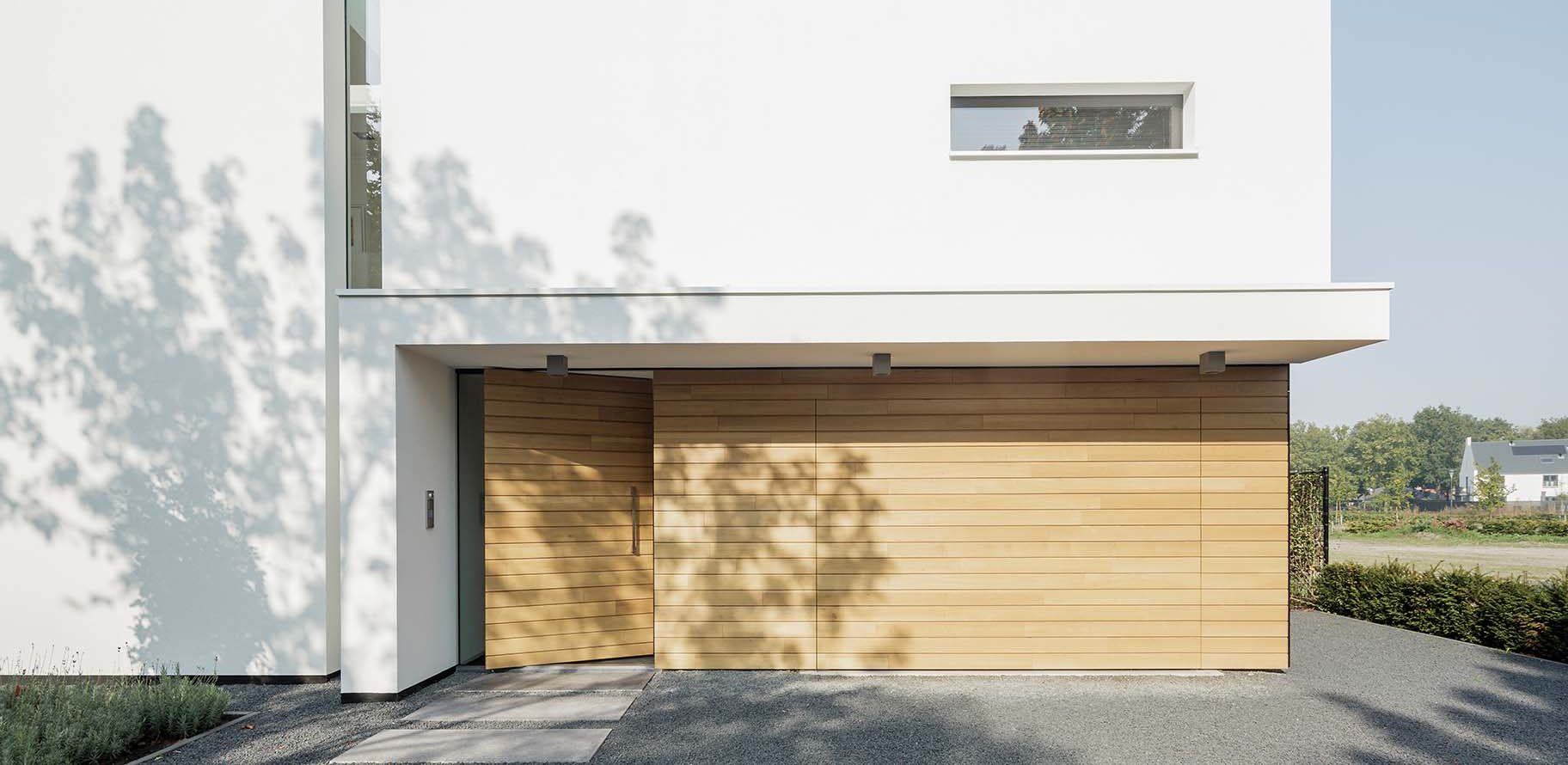 Moderne woning met een houten sectionaaldeur