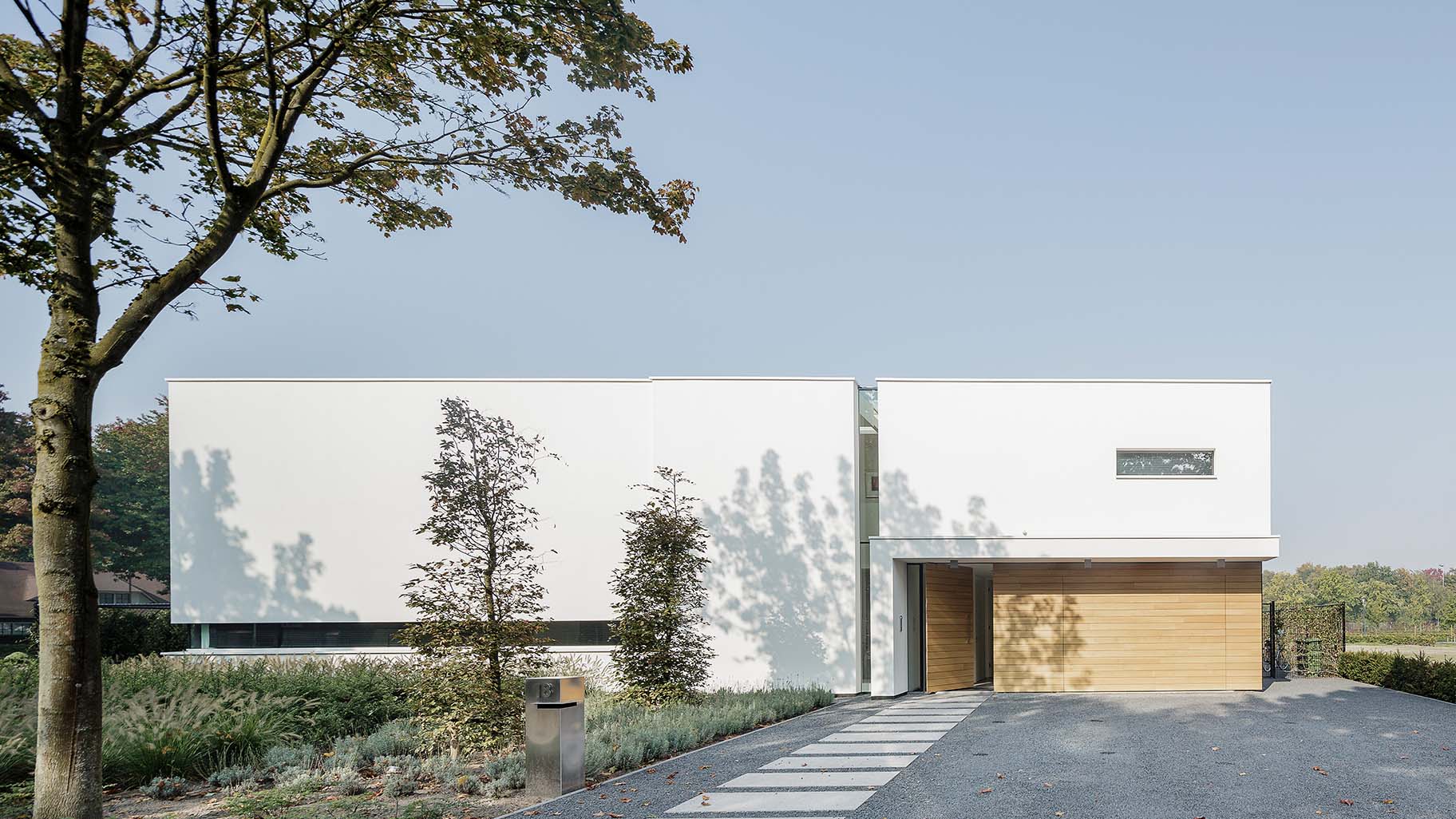 Houten garagedeur in Vught gerealiseerd door Different Doors