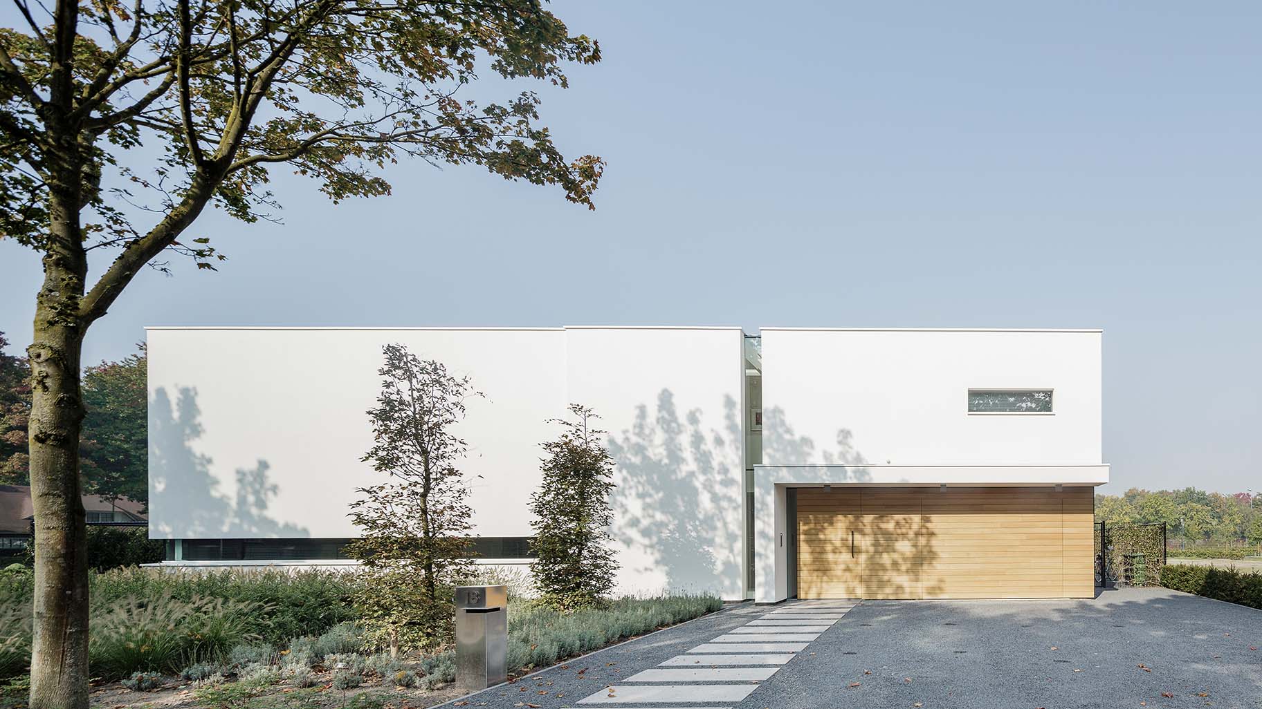 Houten garagedeur in Vught gerealiseerd door Different Doors