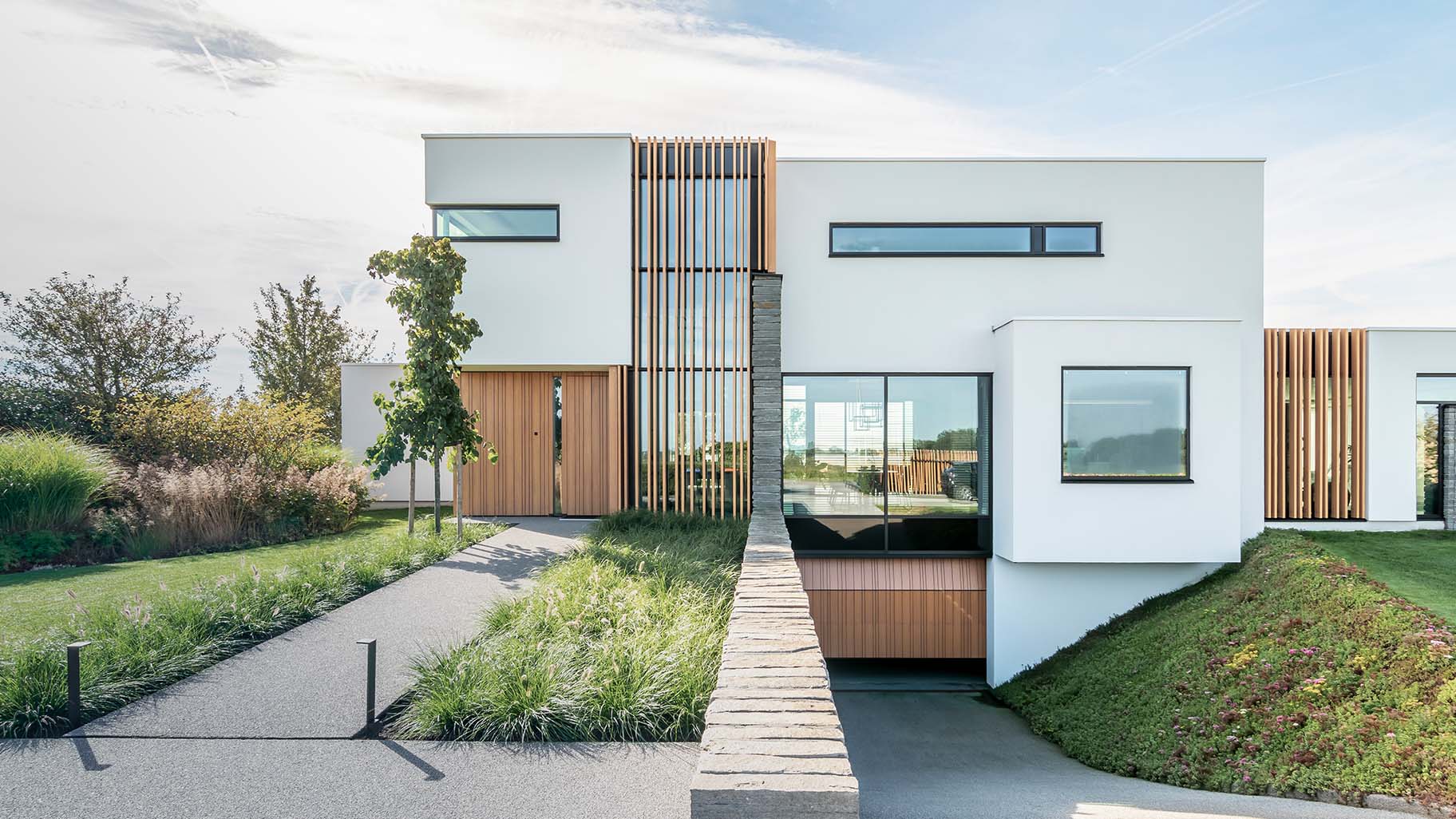 Houten garagedeur luxe villa