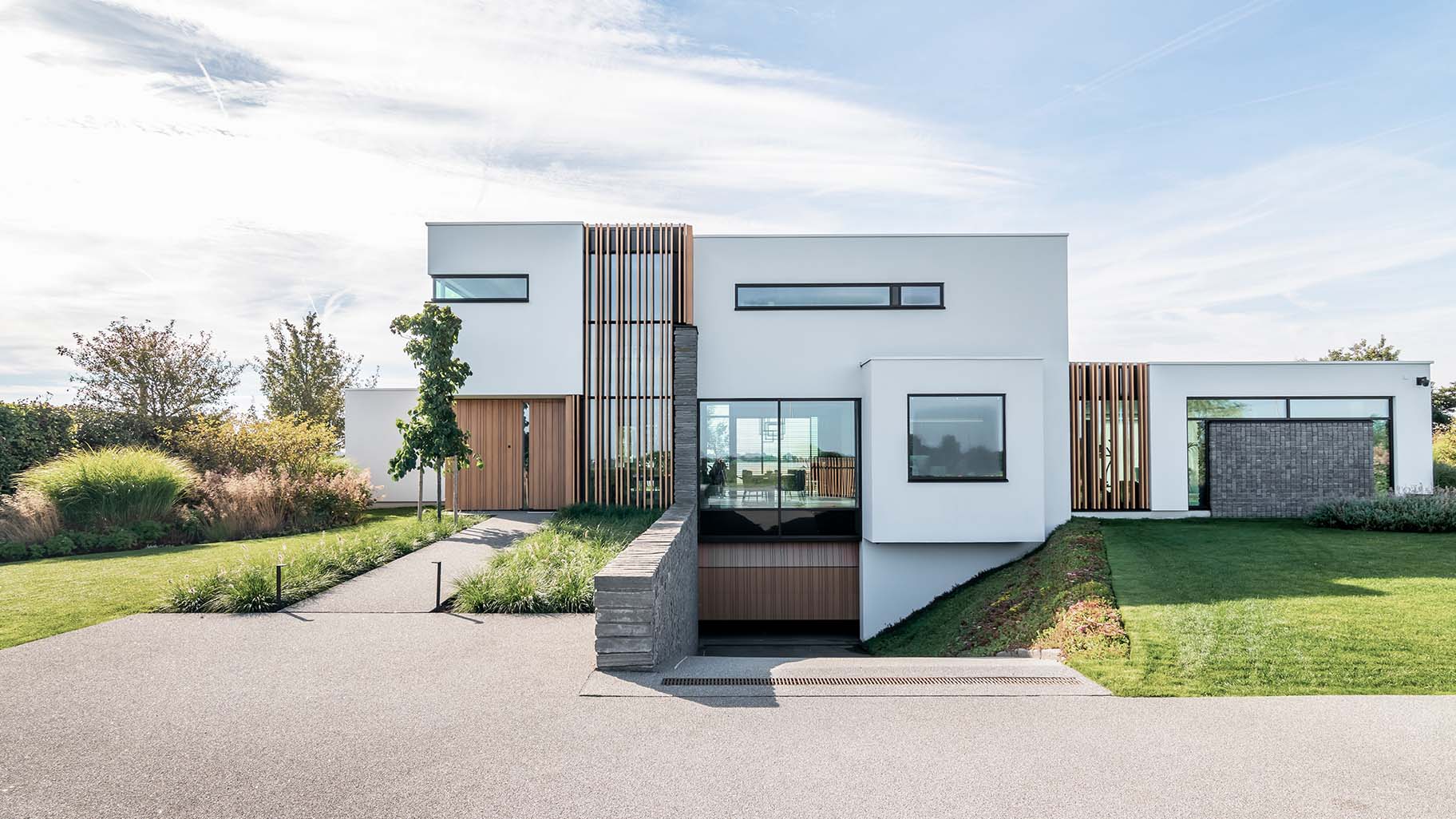 Houten garagedeur luxe villa