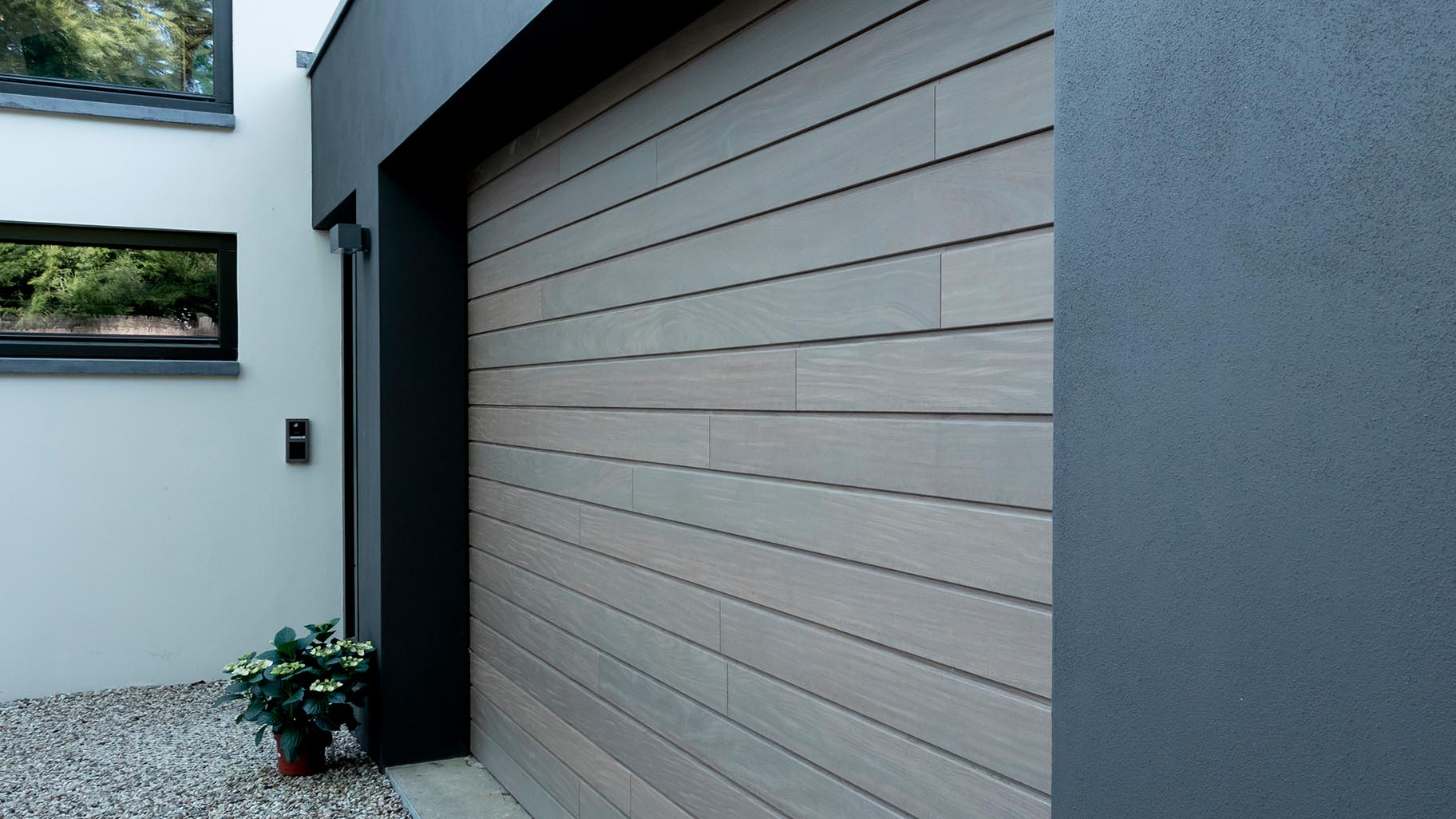 Houten garagedeur met horizontale latten
