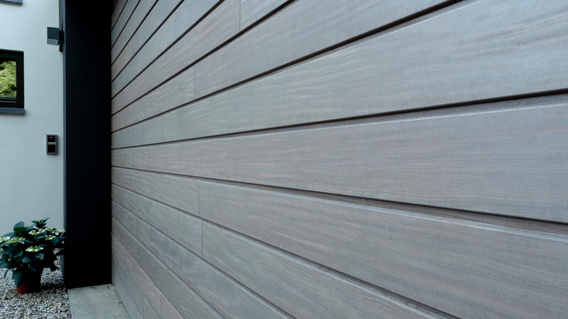 Houten garagedeur met horizontale latten