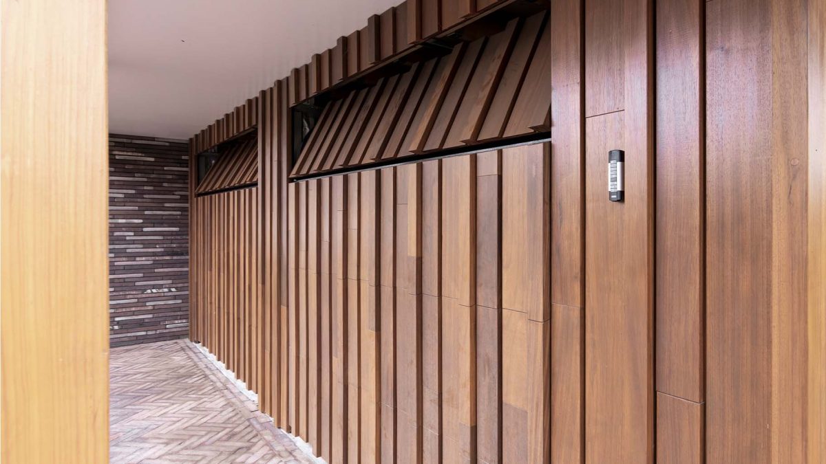 Houten garagedeur met latten in wildverband