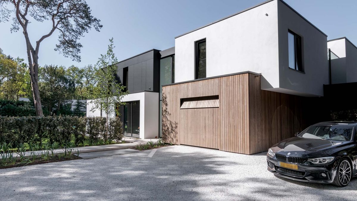 Moderne villa met een op maat gemaakte garagedeur van hout