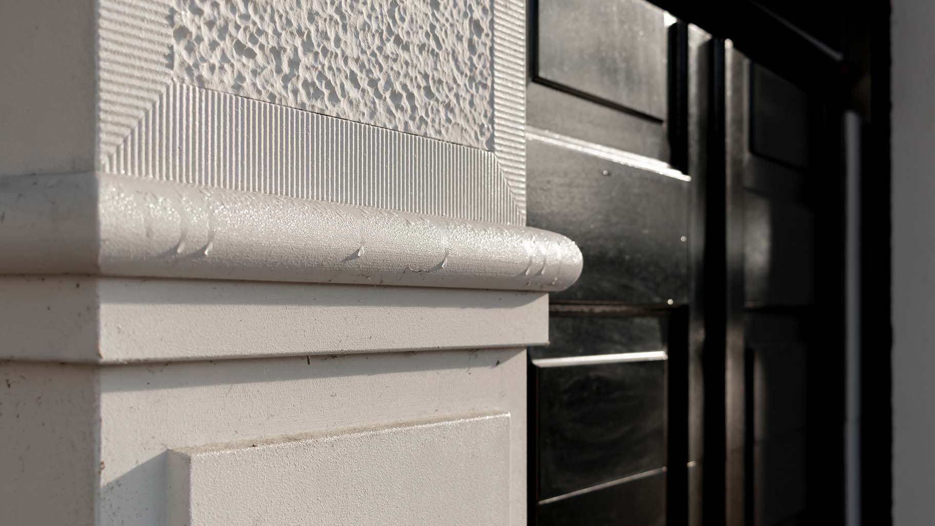 Detail van houten garagedeur met klassieke panelen en authentieke houtnerf in monumentaal pand