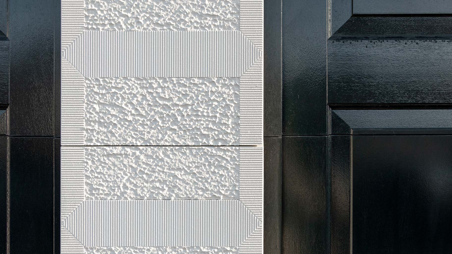 Detail van houten garagedeur met klassieke panelen en authentieke houtnerf in monumentaal pand