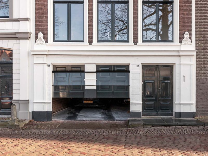 Monumentaal pand in Gorinchem met authentieke houten garagedeur die de historische uitstraling behoudt.