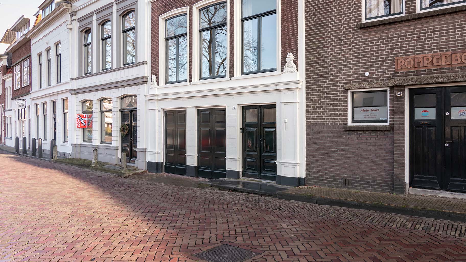 Different Doors houten sectionaaldeur naadloos geïntegreerd in monumentaal pand in Gorinchem