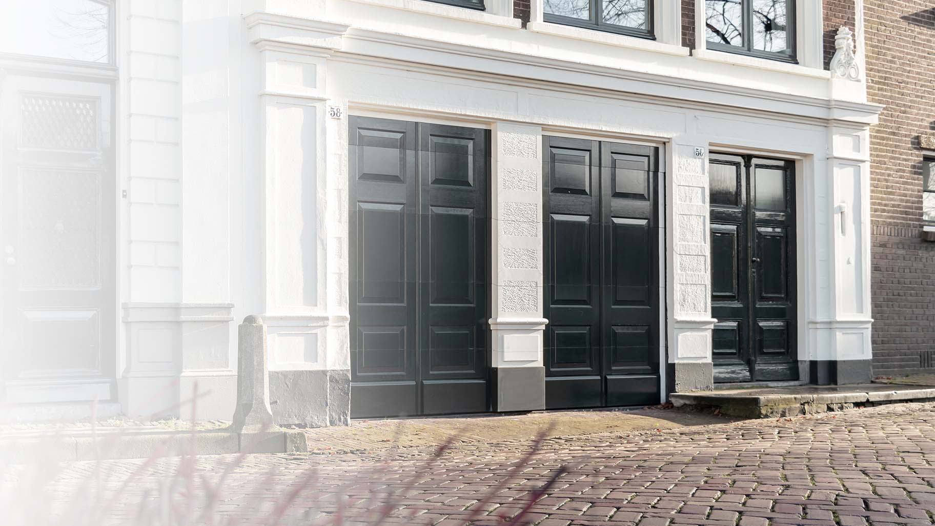 Houten garagedeur monumentaal