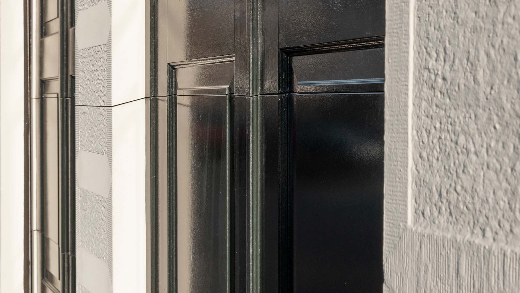 Detail van klassieke garagedeur met houten panelen en in monumentaal pand