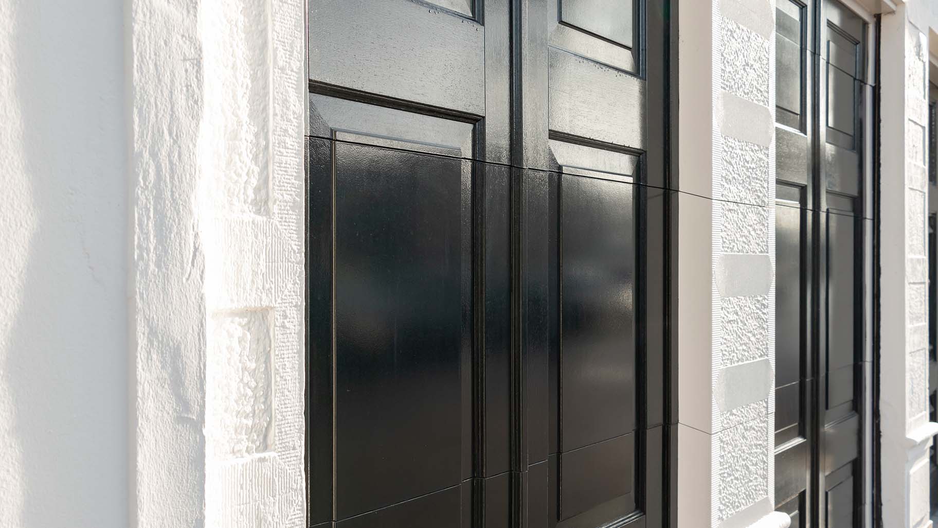 Detail van houten garagedeur met klassieke panelen en authentieke houtnerf in monumentaal pand