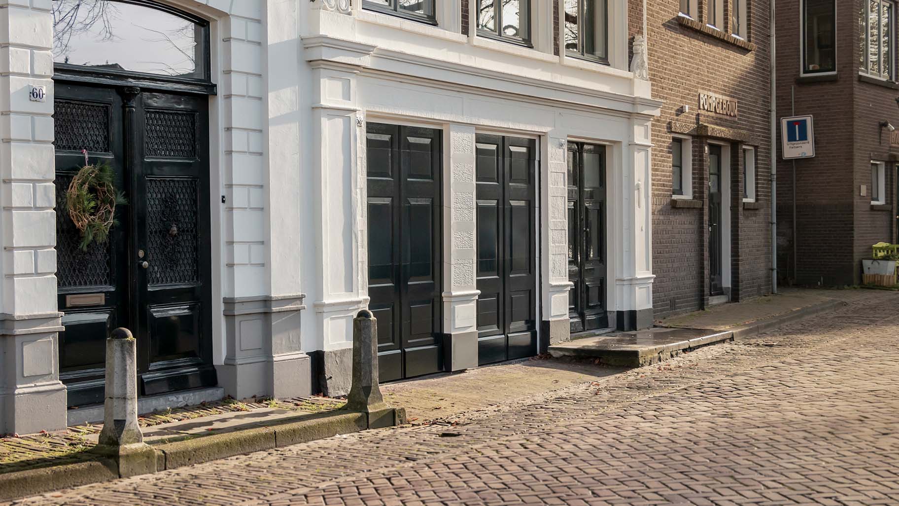 Different Doors houten sectionaaldeur naadloos geïntegreerd in monumentaal pand in Gorinchem