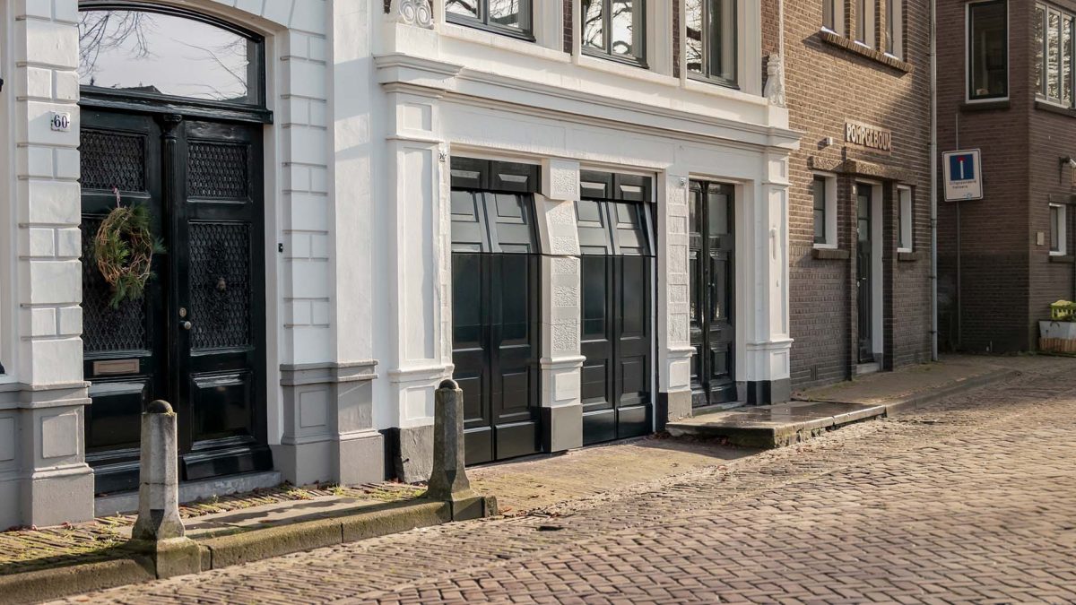 Different Doors houten sectionaaldeur naadloos geïntegreerd in monumentaal pand in Gorinchem