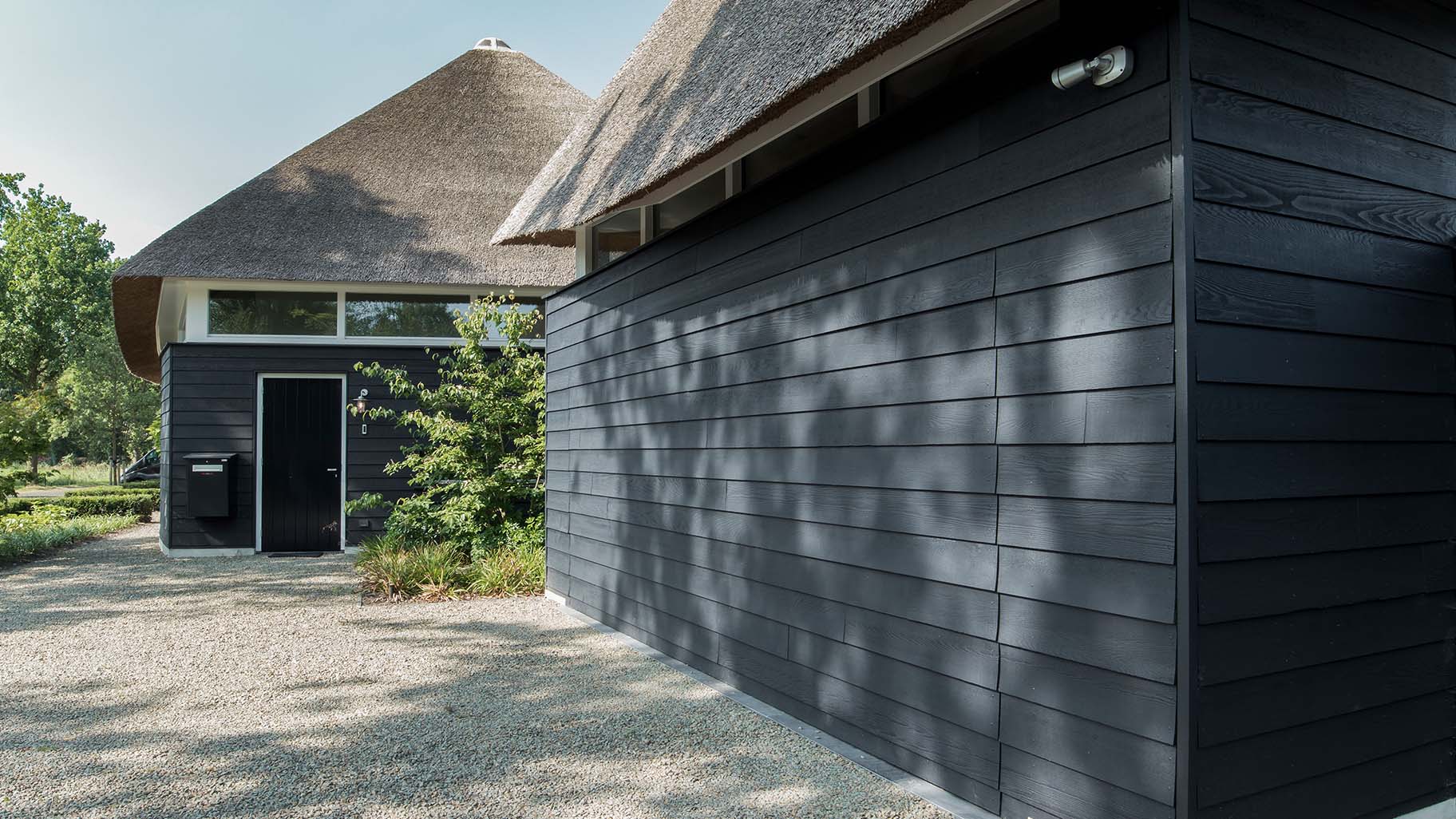 Gepotdekselde houten garagedeur rabat - Different Doors