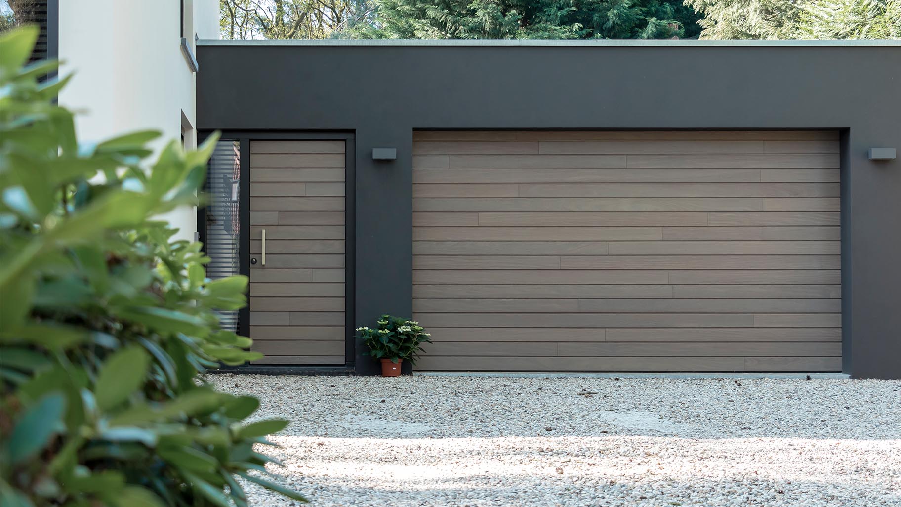 Houten garagedeur, voordeur en loopdeur in dezelfde stijl