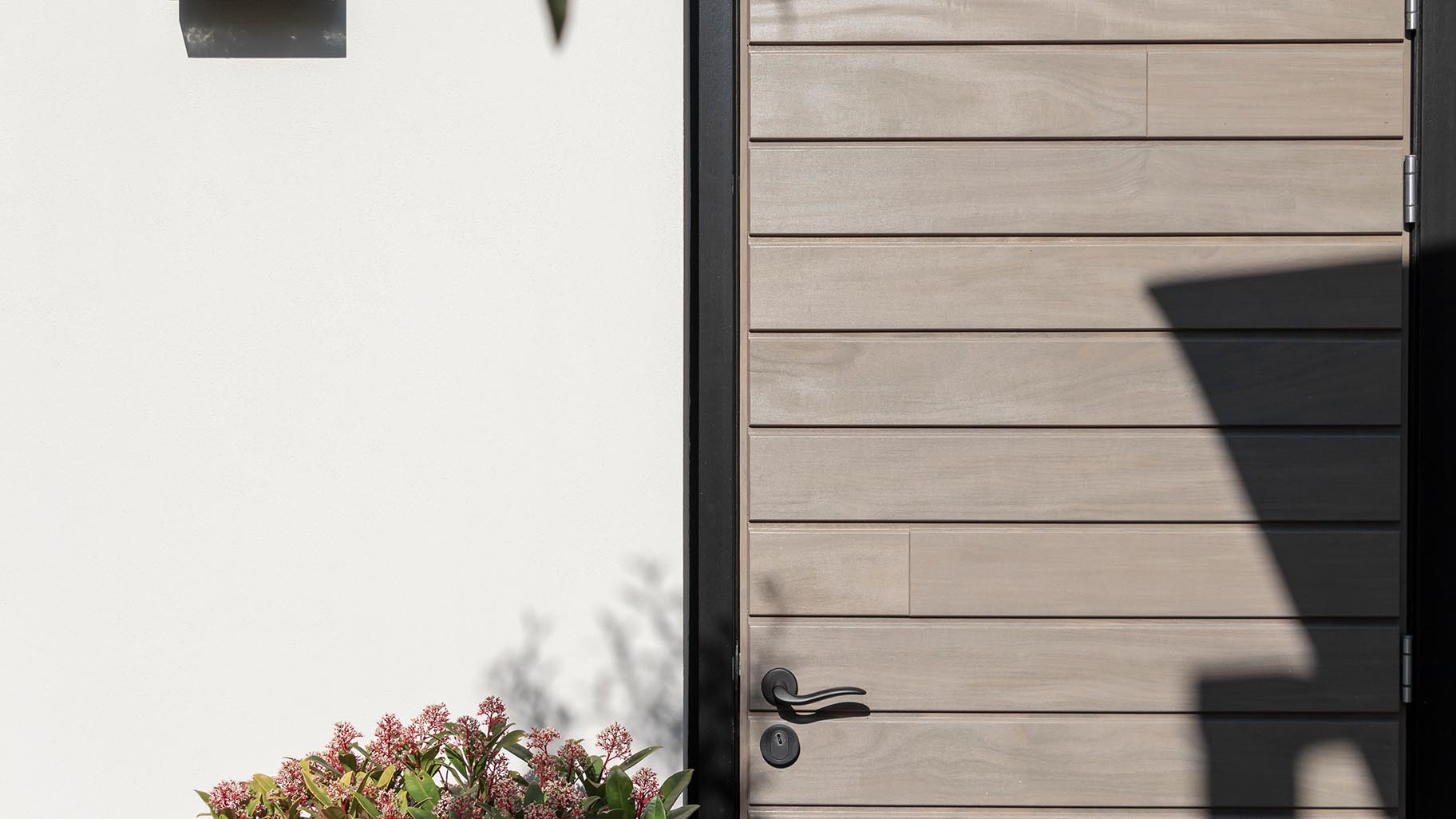 Houten garagedeur, voordeur en loopdeur in dezelfde stijl