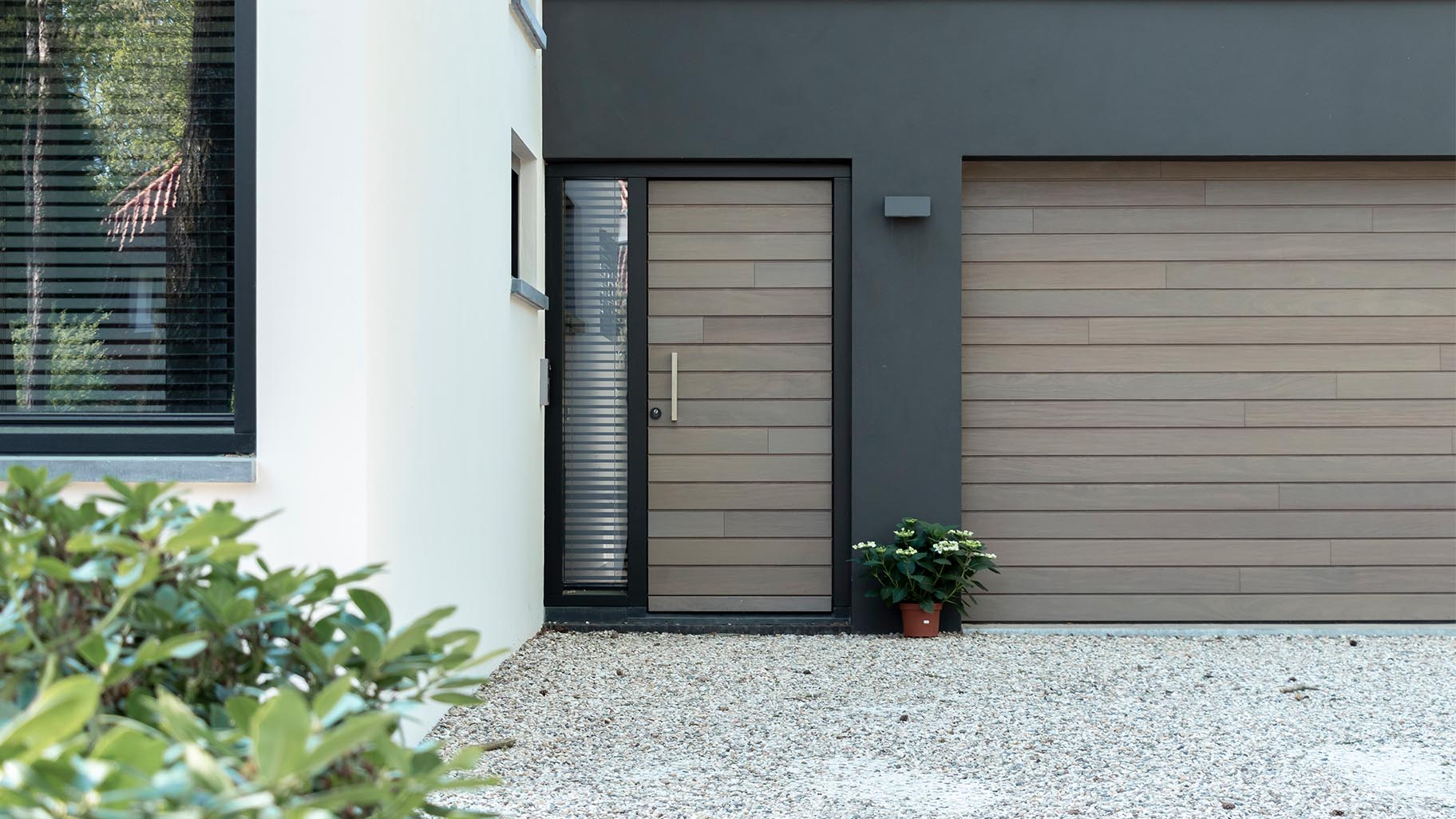 Houten garagedeur, voordeur en loopdeur in dezelfde stijl