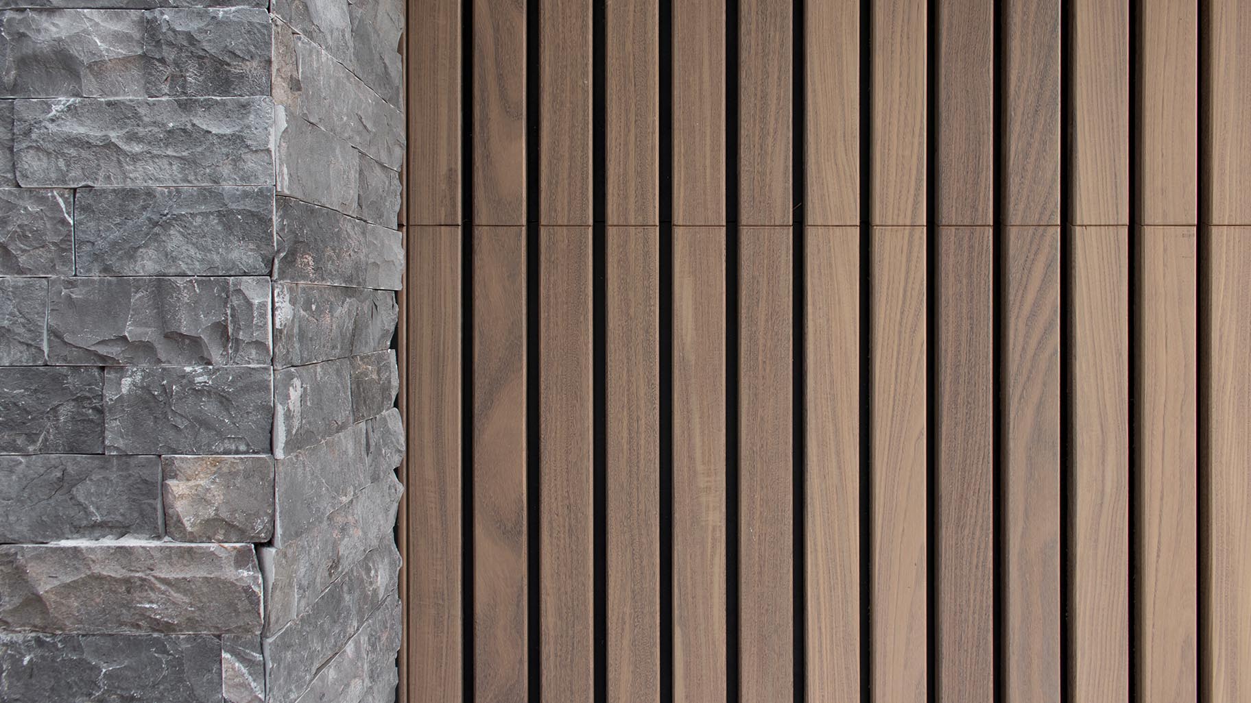 Houten garagedeuren bij luxe villa