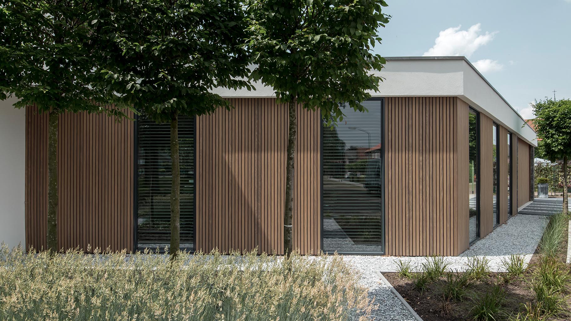 Houten garagedeuren bij luxe villa