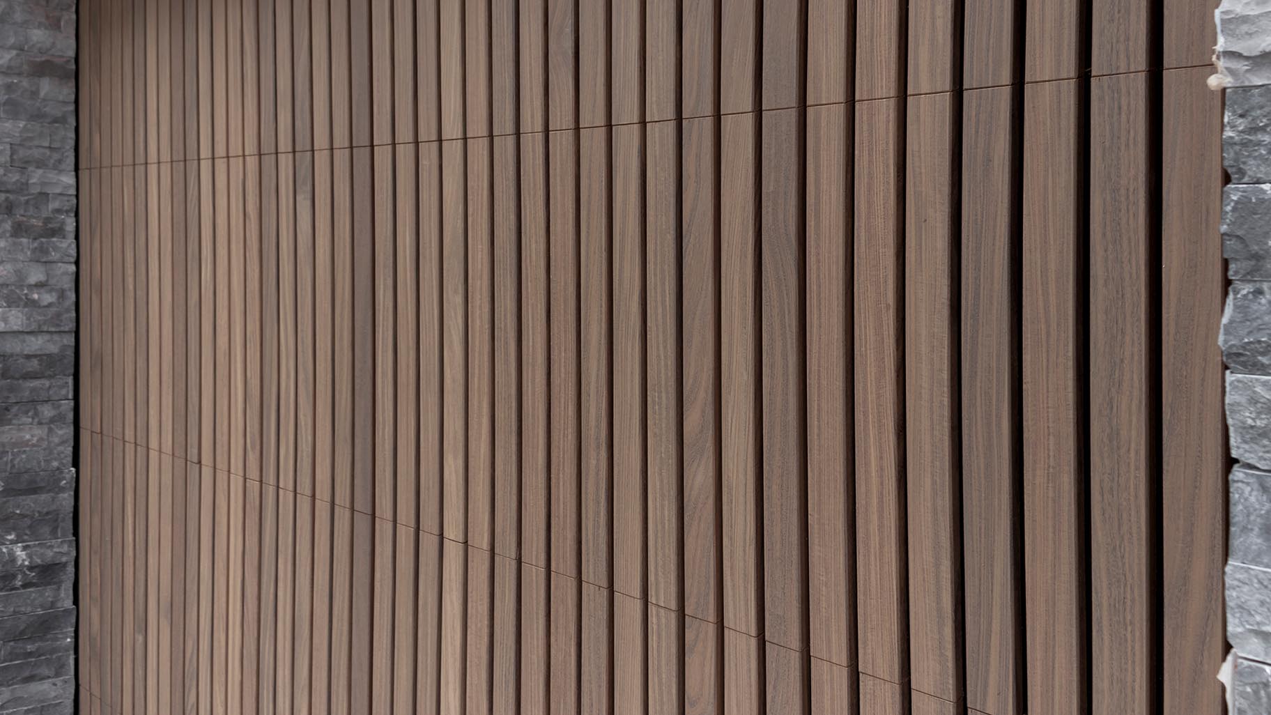 Houten garagedeuren bij luxe villa