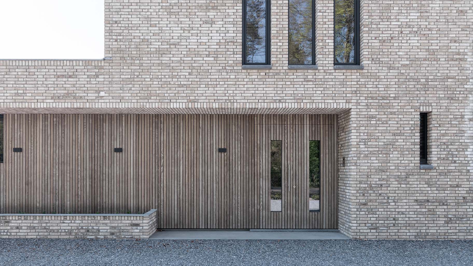 Houten garagedeur en gevel in vergrijsd Essen, gemaakt door Different Doors