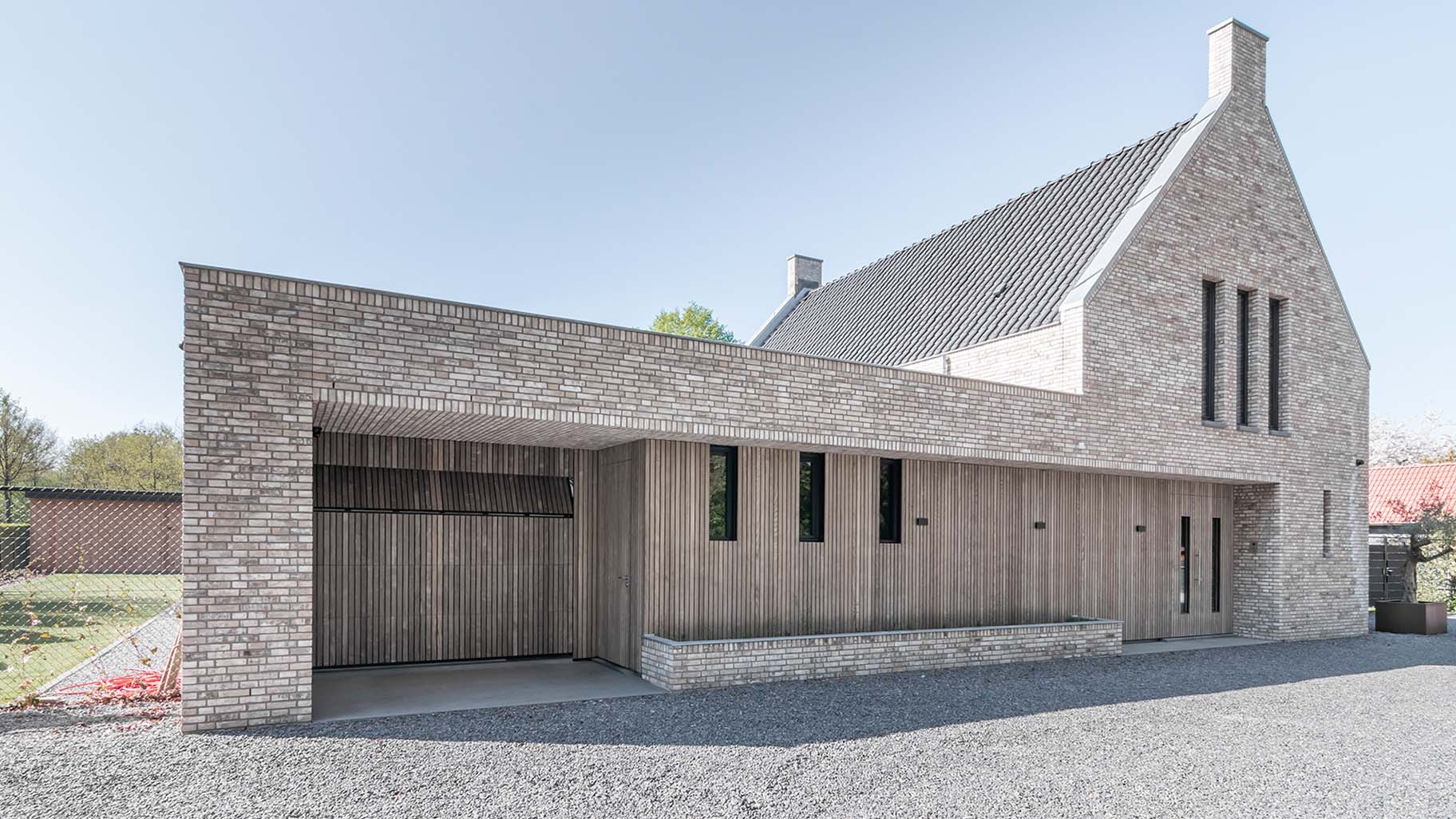 Moderne villa met houten garagedeur en gevelbekleding in vergrijsd Essen hout
