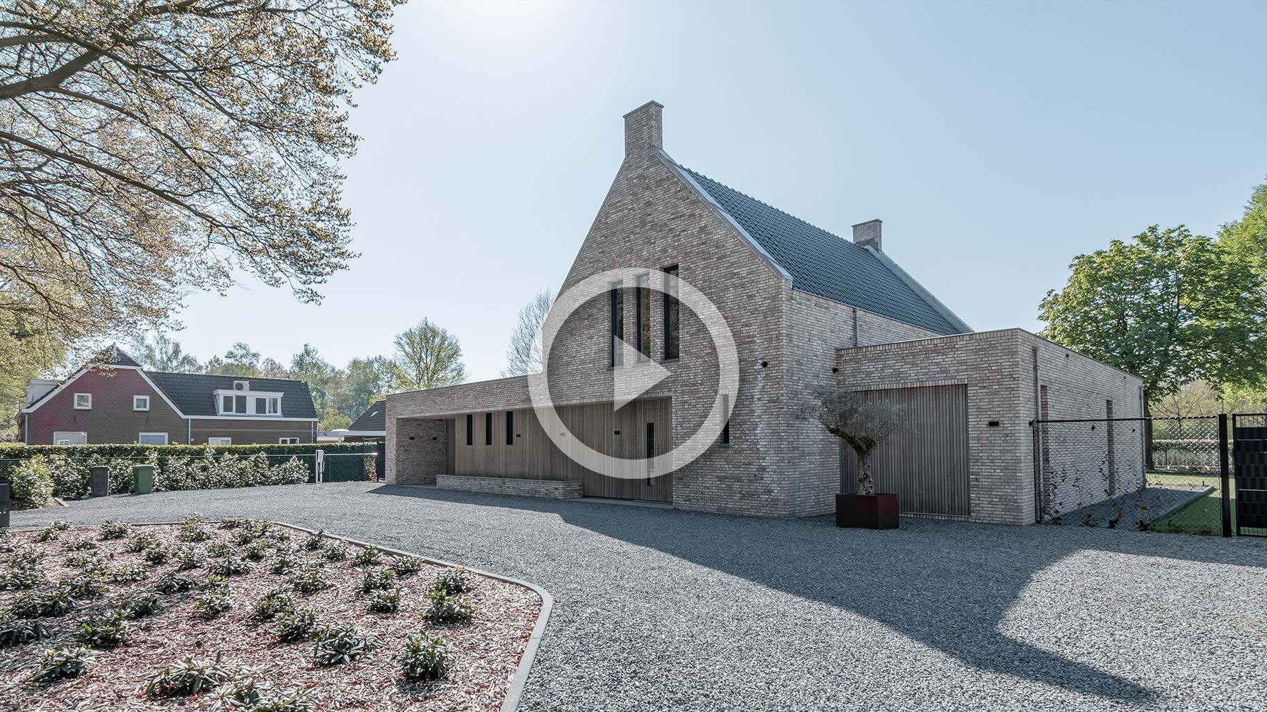 Onzichtbare houten garagedeur geïntegreerd in de gevel, gerealiseerd door Different Doors