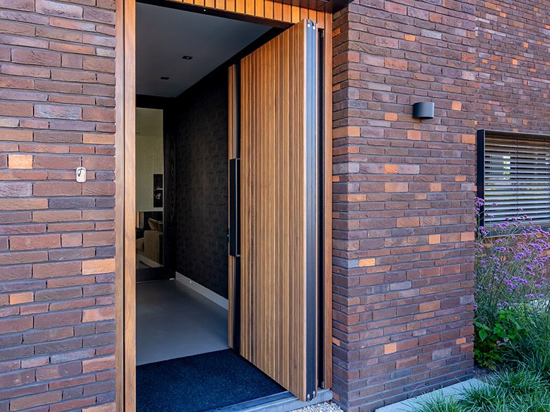 Buitengewoon binnenkomen: Houten taatsdeur als voordeur