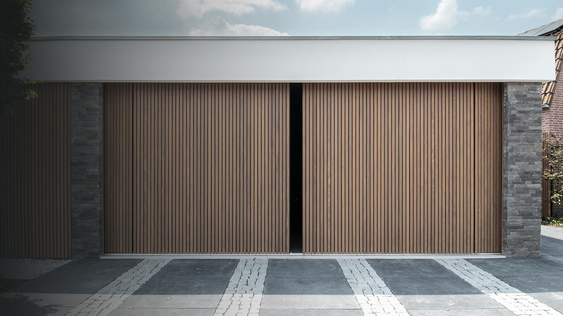 Dubbele zijwaartse garagedeur van Afrormosia hout