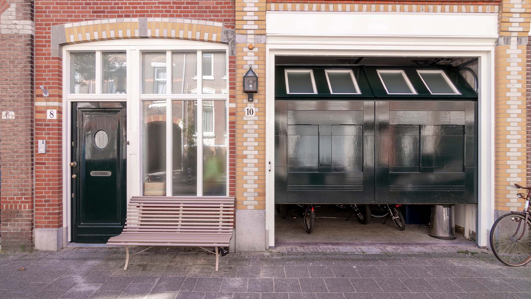 Een Different Doors garagedeur garagedeur voor een monumentale pand