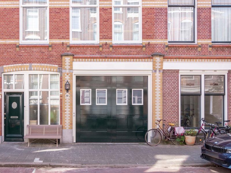 De garagedeur voor historische gevel