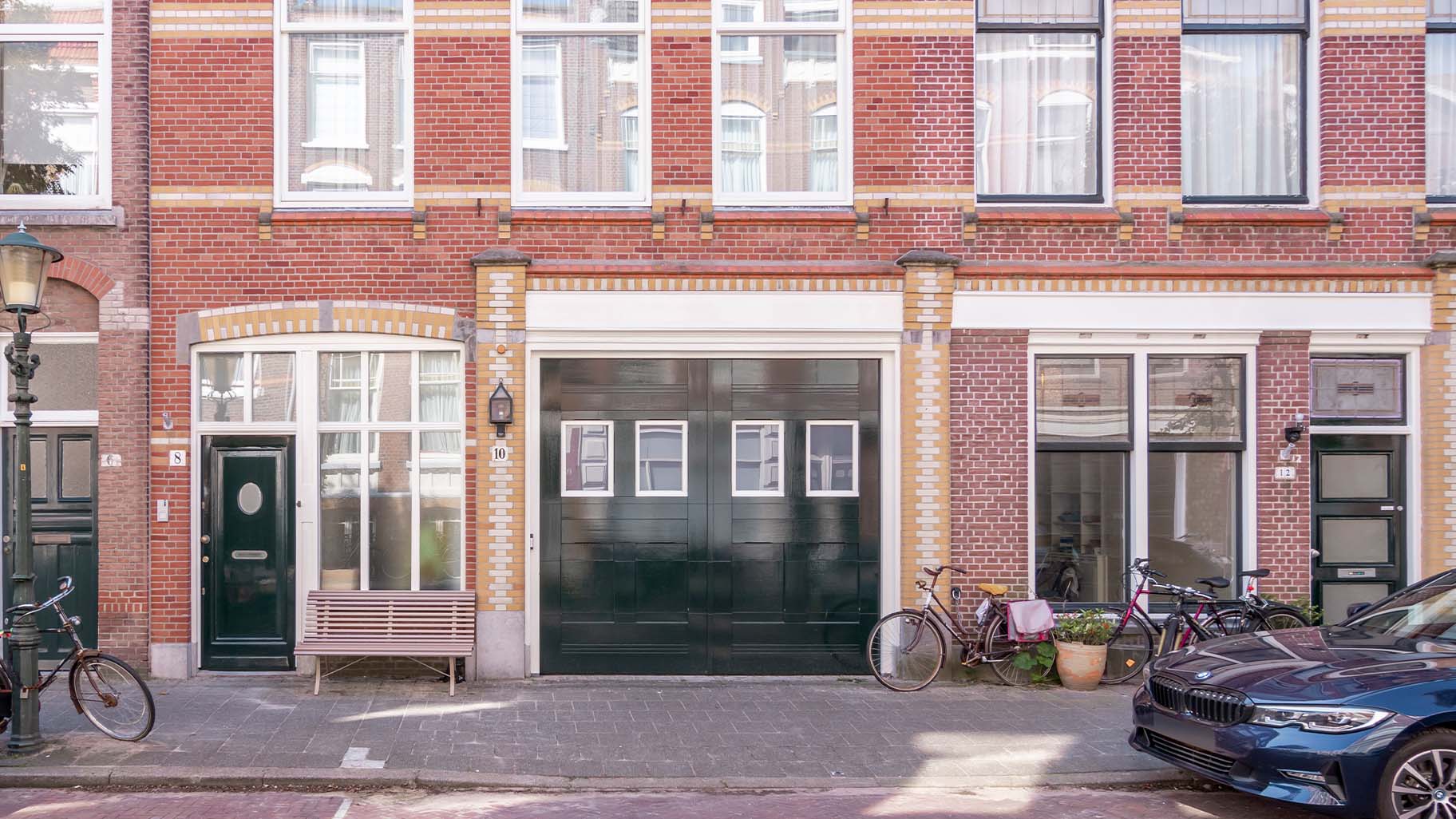 De garagedeur voor historische gevel