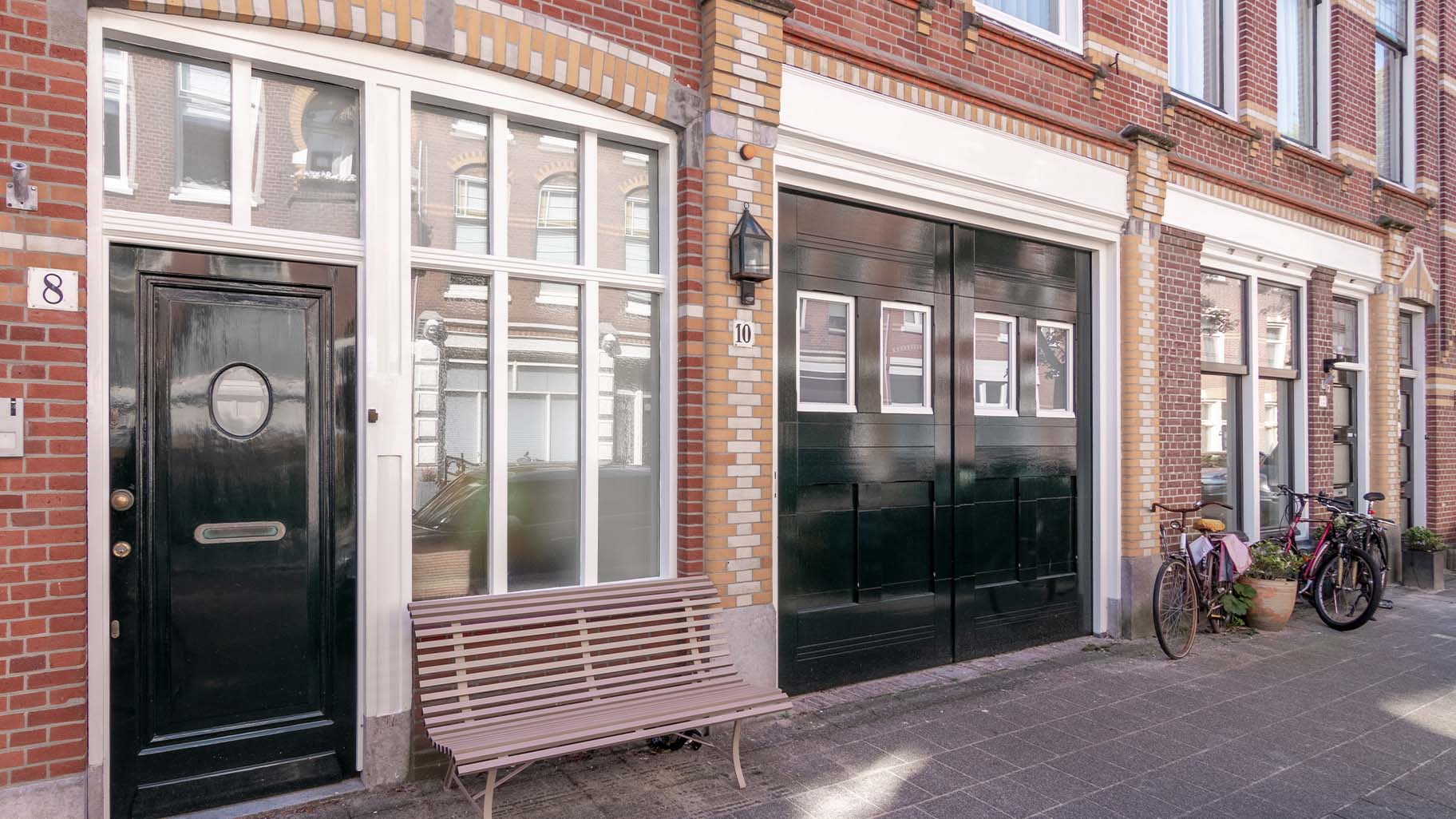 Een Different Doors garagedeur garagedeur voor een monumentale pand