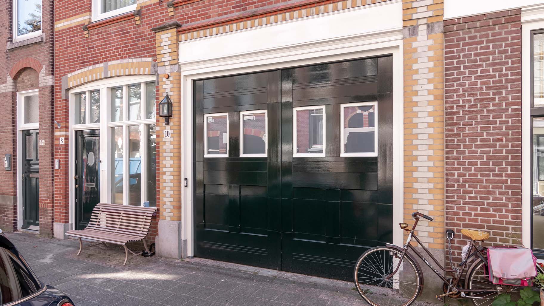 Een Different Doors garagedeur garagedeur voor een monumentale pand