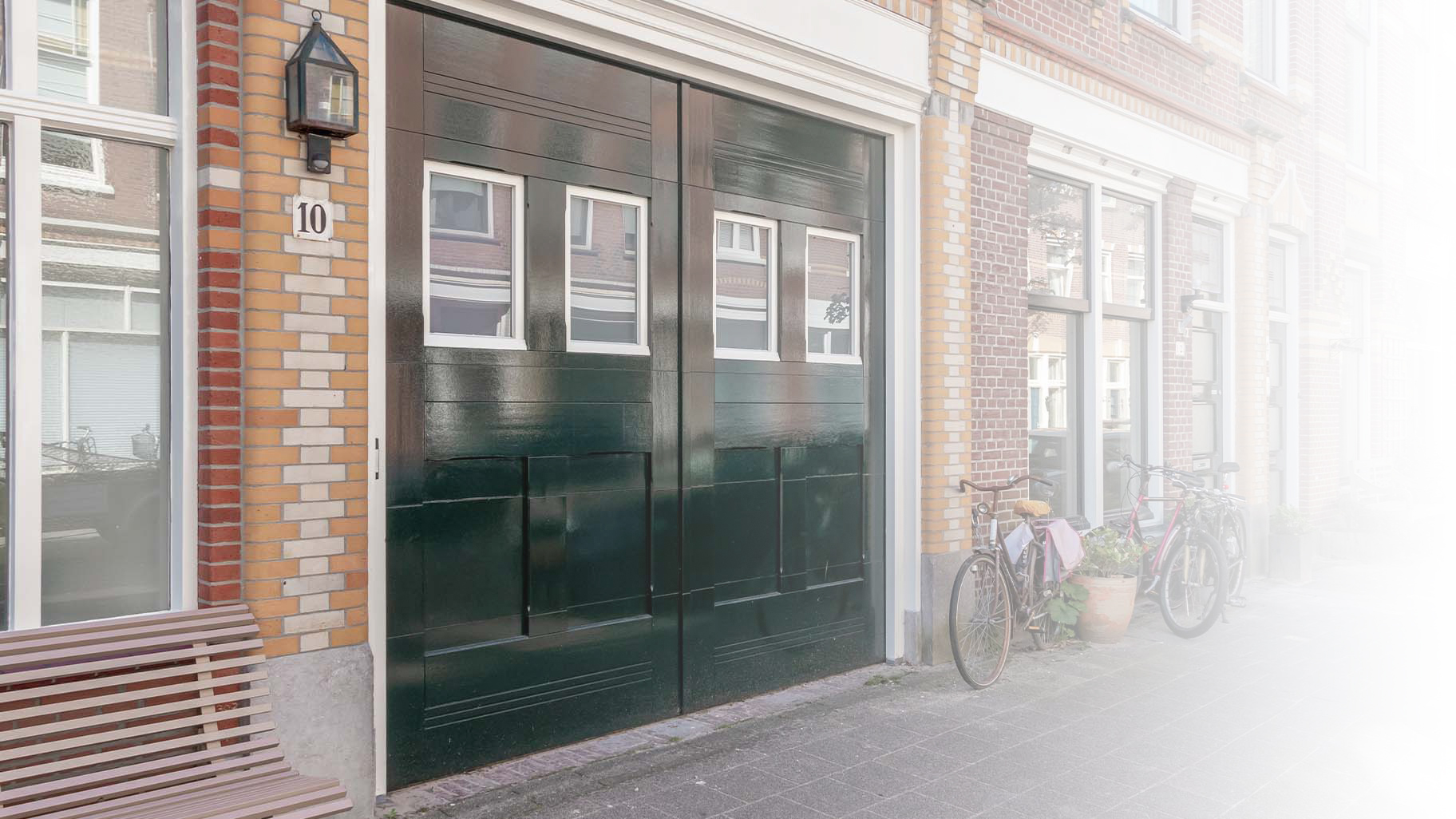 Een Different Doors garagedeur garagedeur voor een monumentale pand