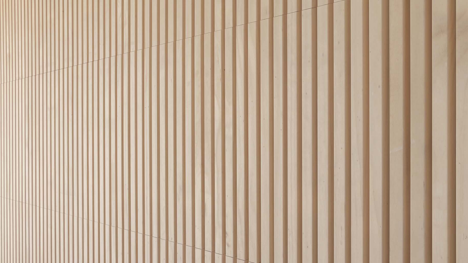 Houten sectionaaldeuren met loopdeur van Accoya hout gemaakt door Different Doors