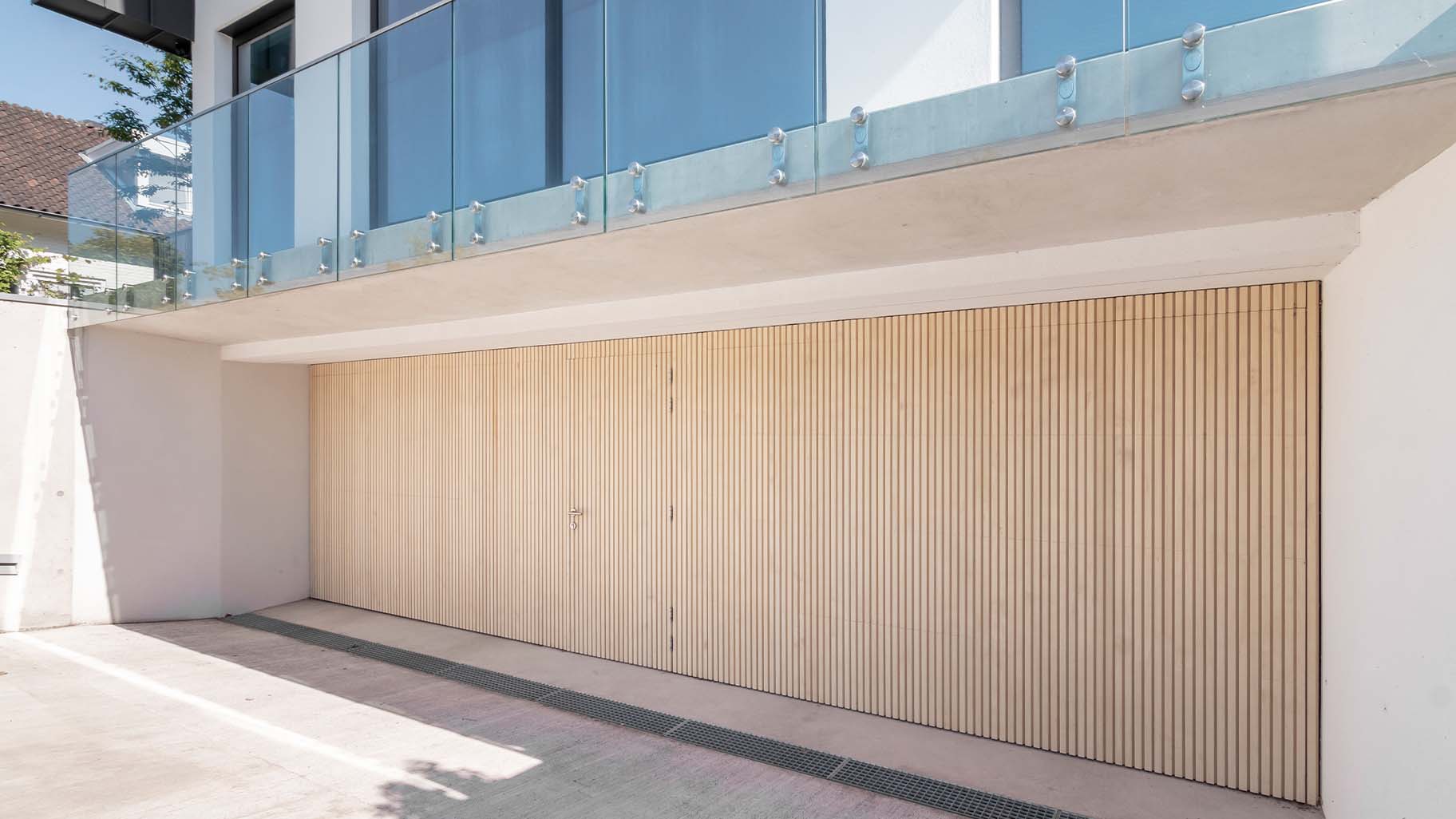 Houten sectionaaldeuren met loopdeur van Accoya hout gemaakt door Different Doors