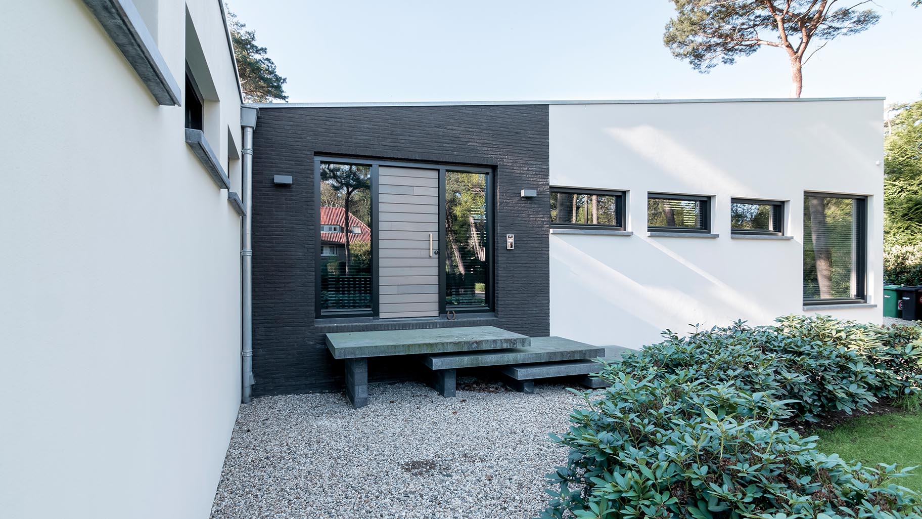 Jaren 70 woning - Garagedeur, voordeur en loopdeur in een stijl