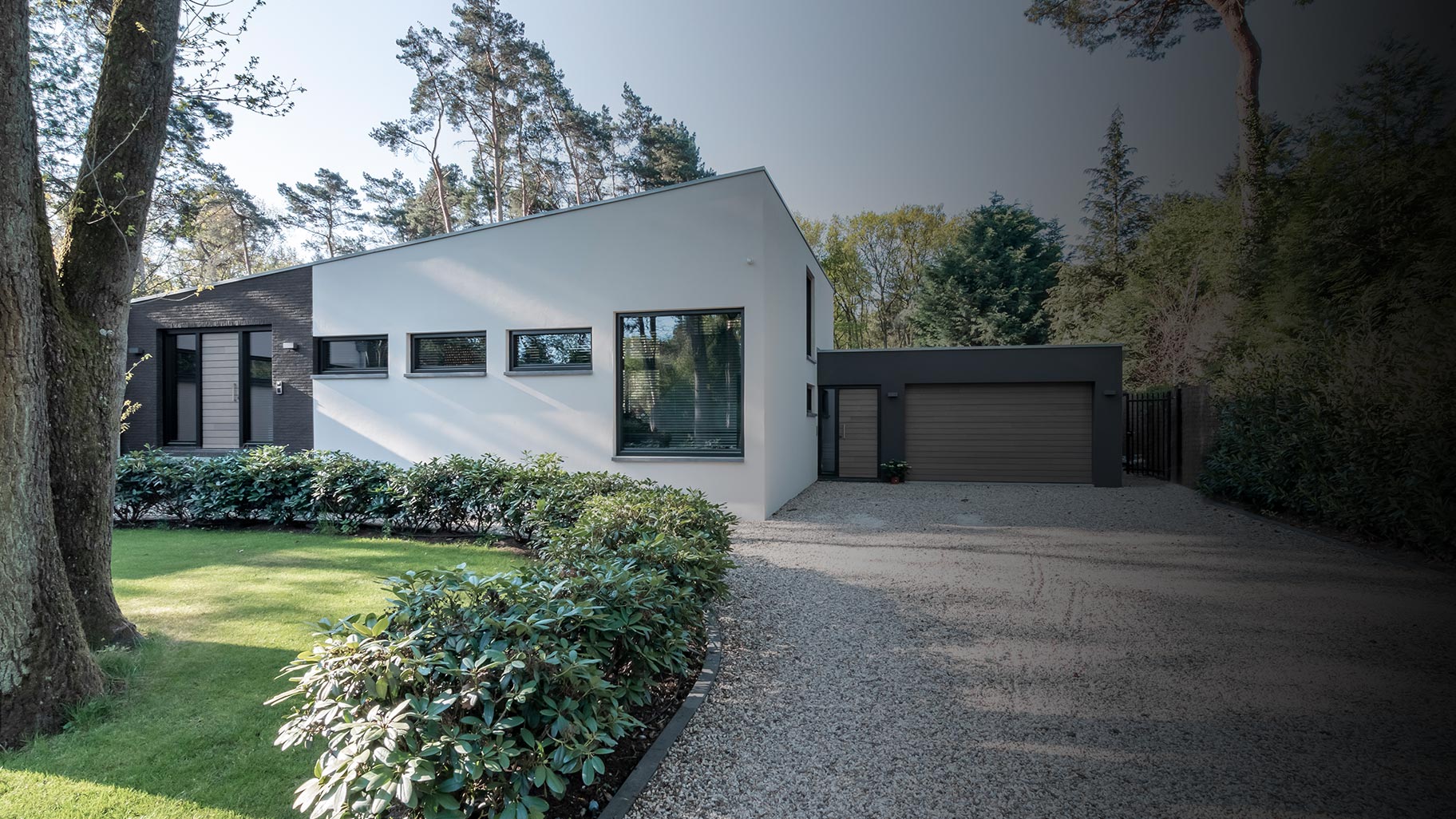 garagedeur en voordeur jaren 70 woning Different Doors