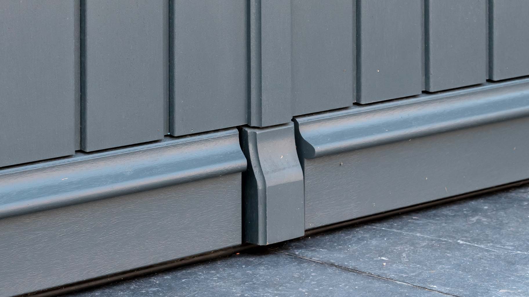 Klassieke details houten garagedeur