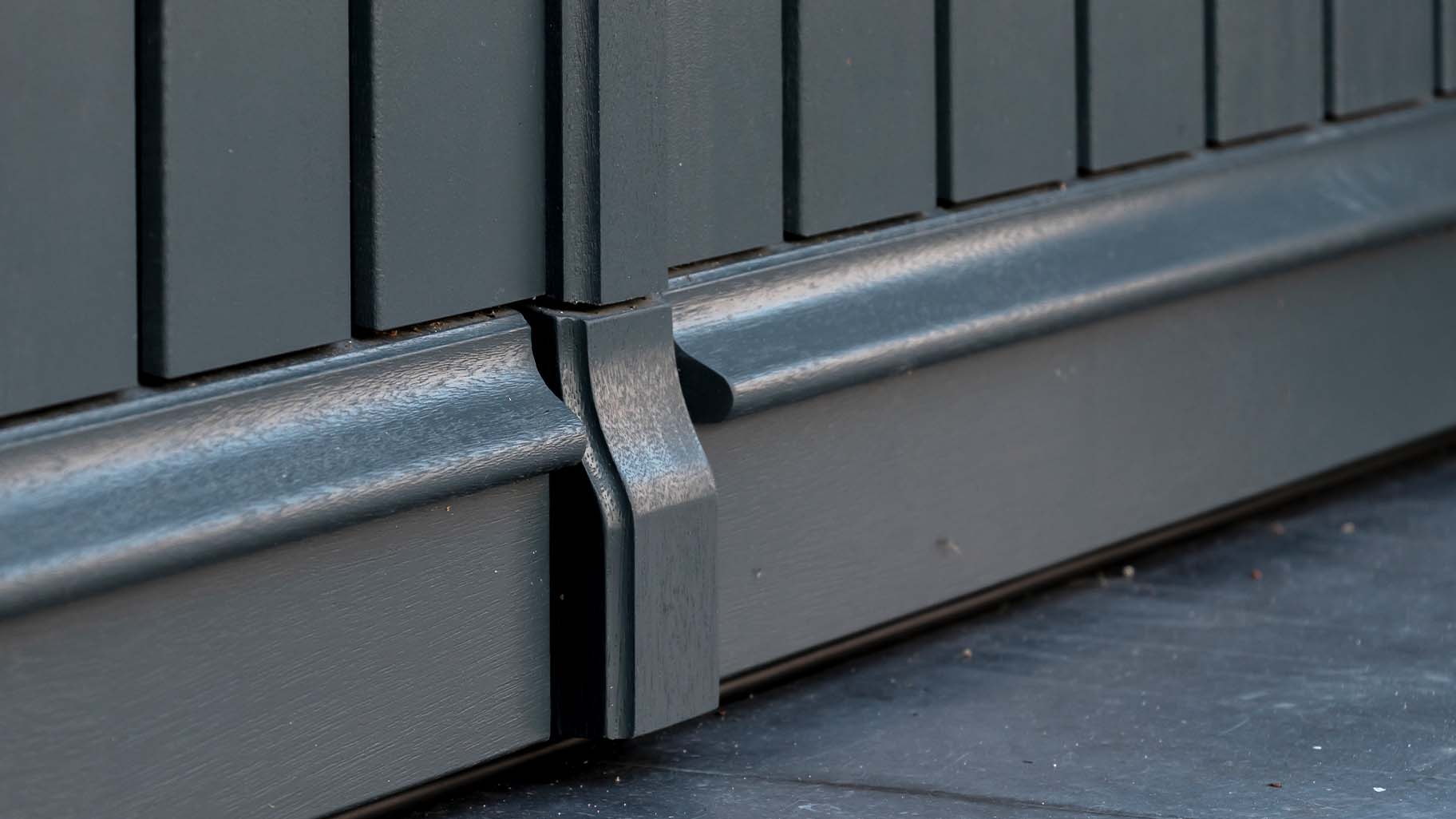 Klassieke details houten garagedeur