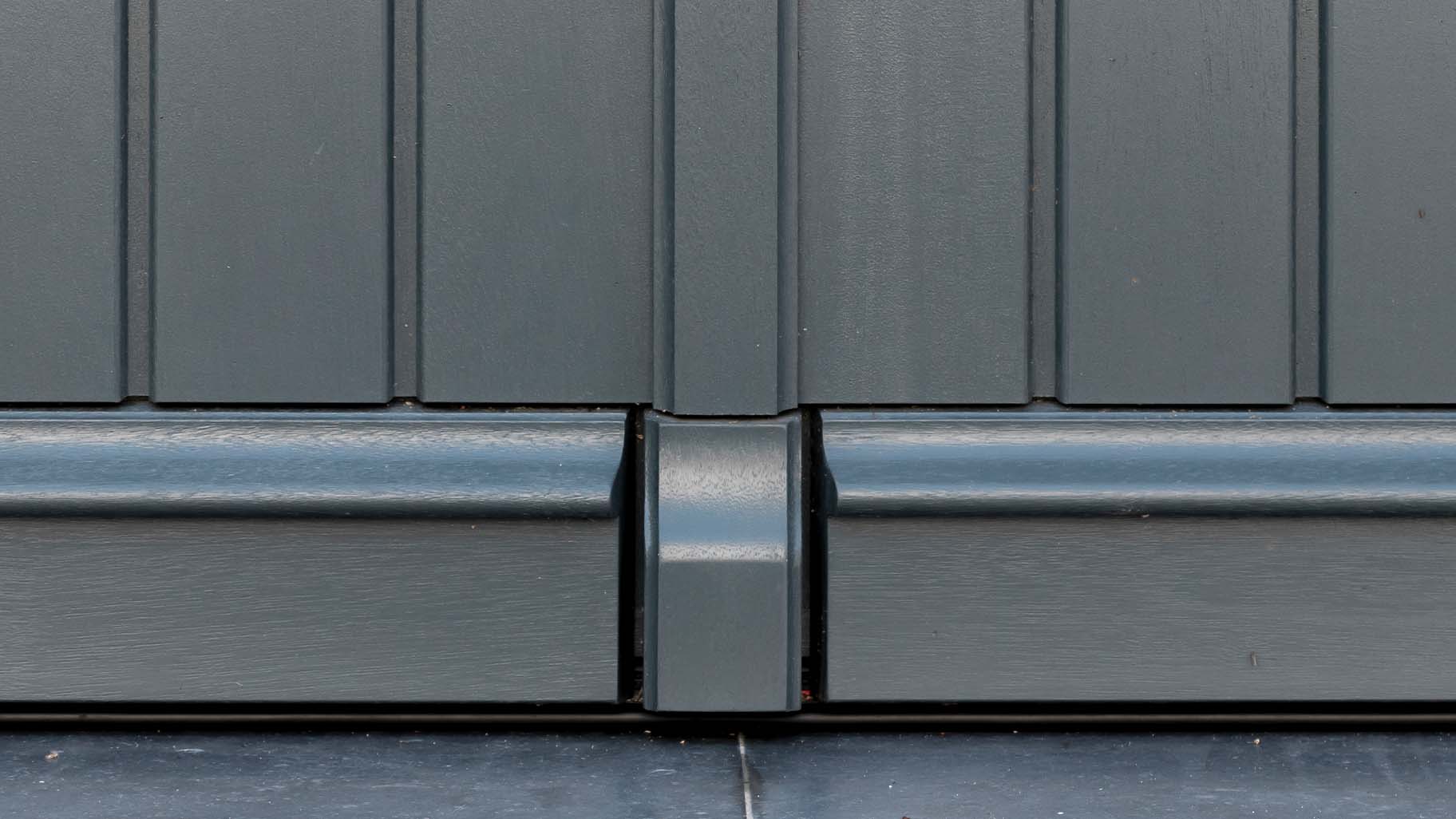 Klassieke details houten garagedeur