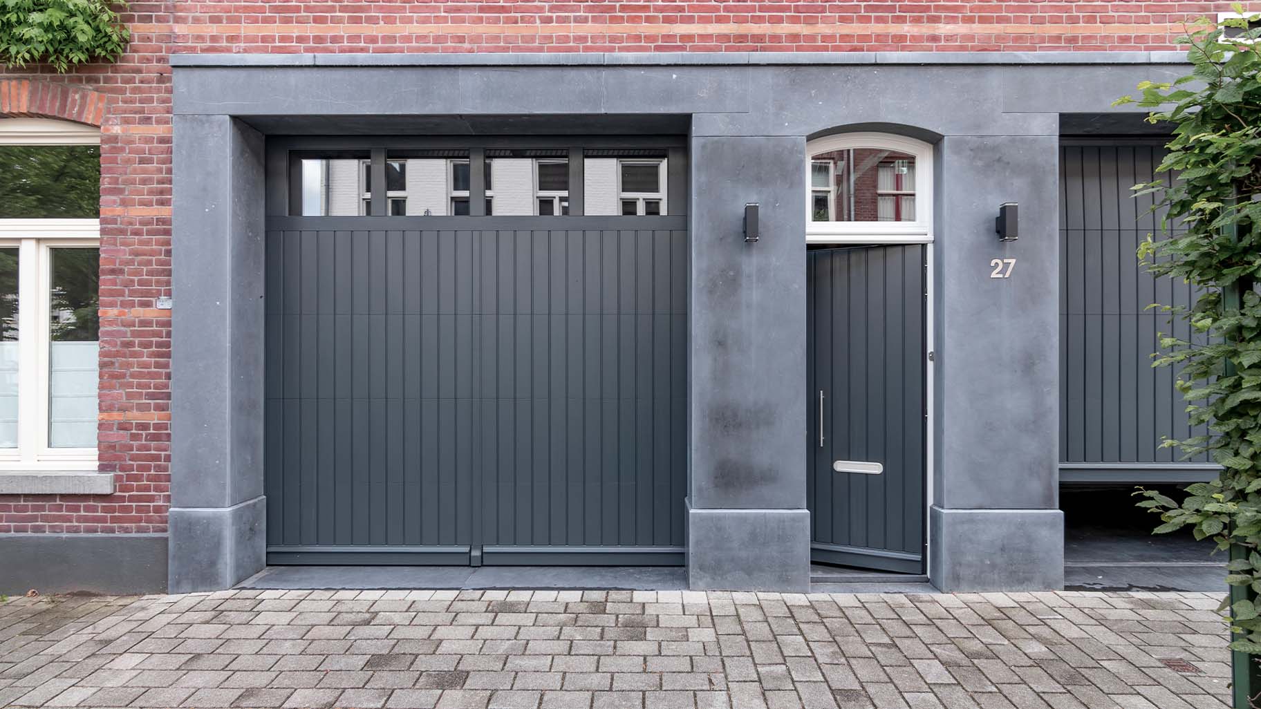 Klassieke houten garagedeur en voordeur - Different Doors