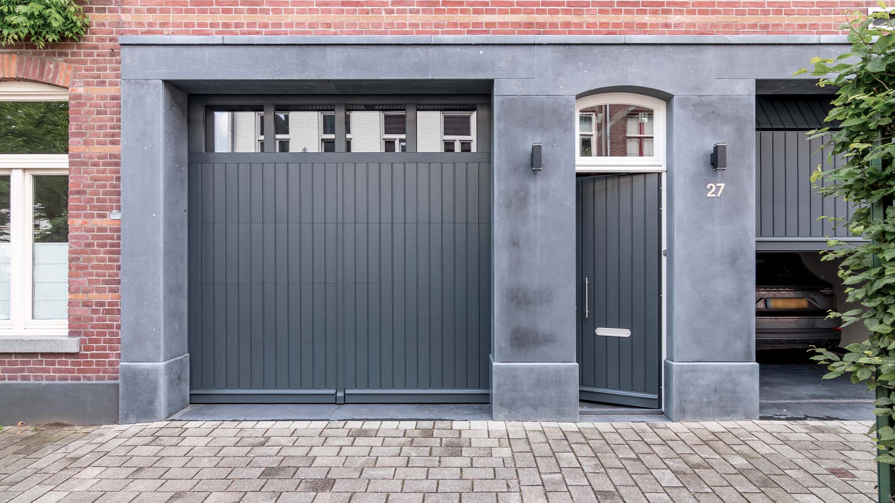 Klassieke houten garagedeur en voordeur - Different Doors