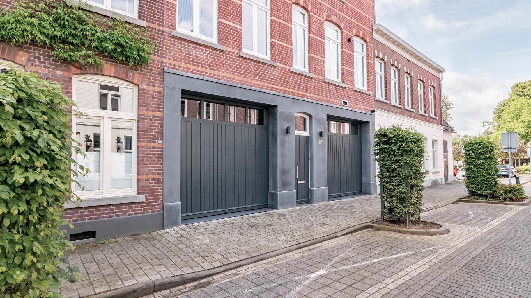 Klassieke houten garagedeur en voordeur - Different Doors