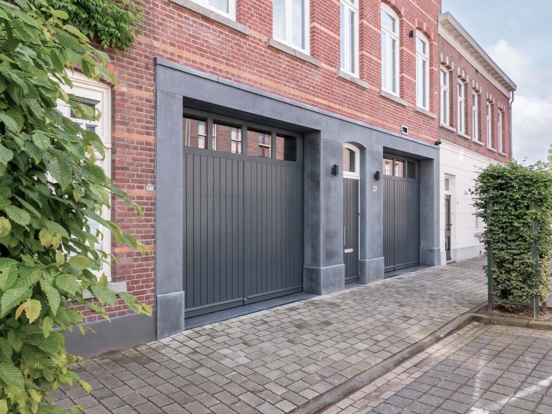 Klassieke houten garagedeur en voordeur - Different Doors