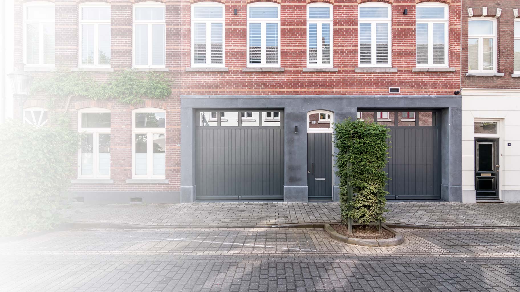 Houten garagedeuren monumentaal pand Roermond