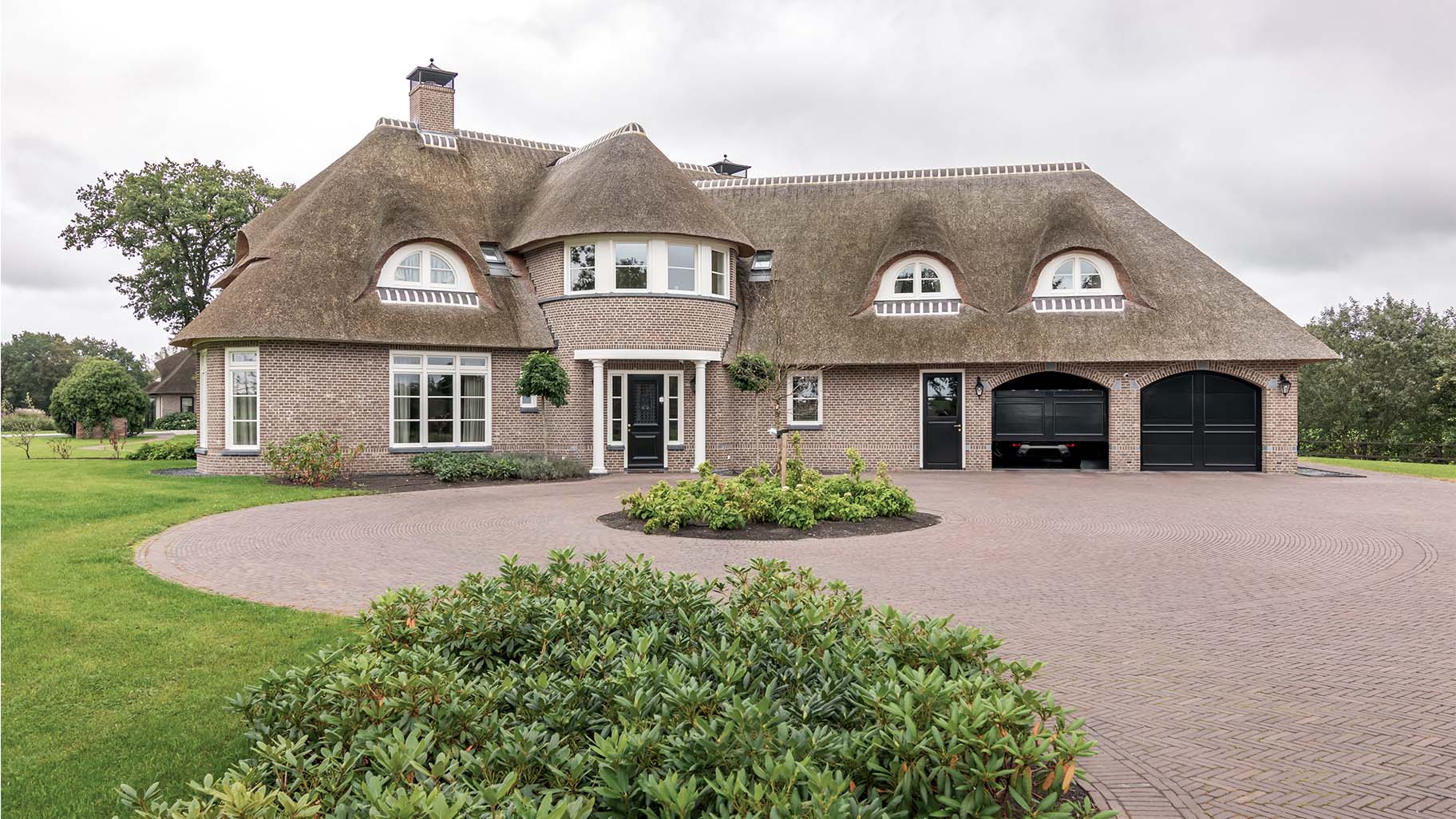Door Different Doors op maat gemaakte houten garagedeuren voor landelijke villa